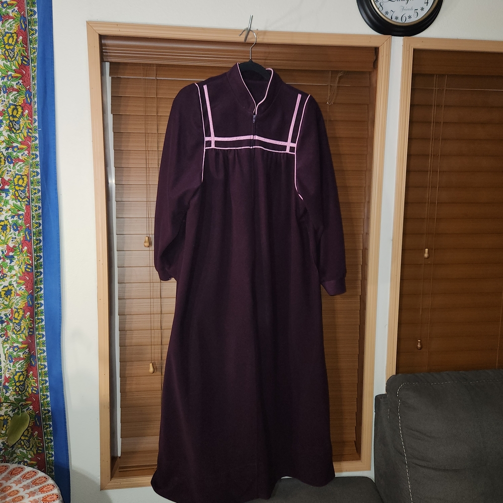 ⭐️Vintage 70s Velvet Trim Zip Front Robe Loungewear- Measurements in Pictures